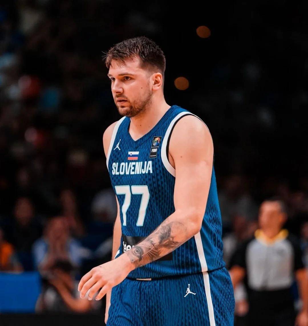 东契奇回归赛场，精彩发挥首场状态亮眼，SKT观众沸腾！的简单介绍